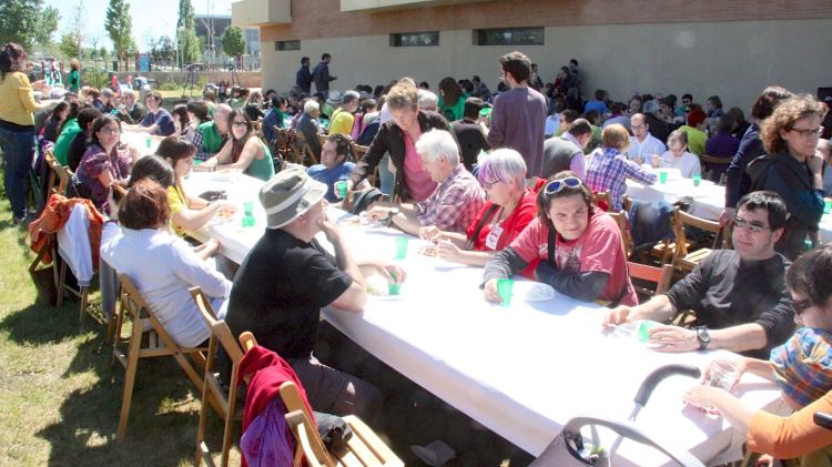 Desenes de persones han respost a la crida de la PAH i han col·laborat en el dinar solidari © ACN