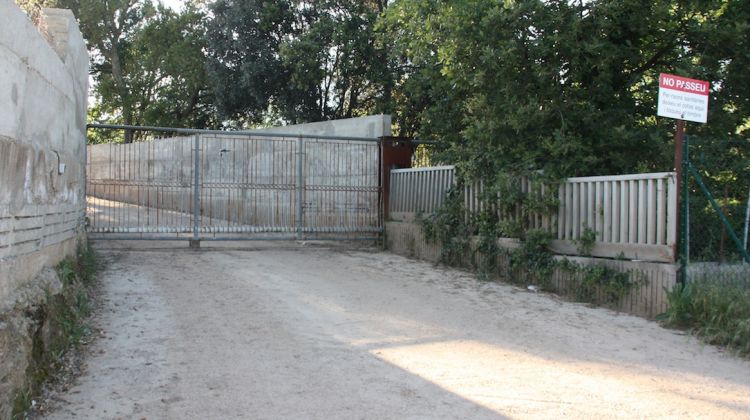 L'entrada de la granja Les Serres, a Sant Martí de Llémena © ACN