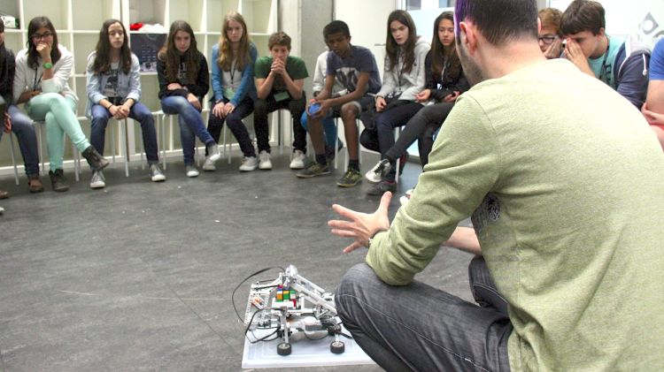 Alumnes de l'Institut Sobrequés de Girona durant un dels tallers de la fira © ACN