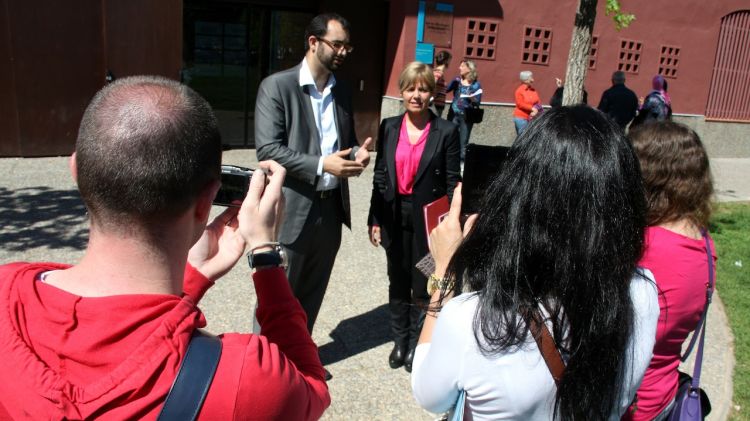 La portaveu socialista, Pia Bosch, i el regidor Xavier Amores, davant del Servei Municipal d'Ocupació © ACN