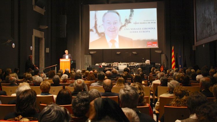 La sala s'ha quedat petita per recordar a Lluís Maria de Puig © ACN