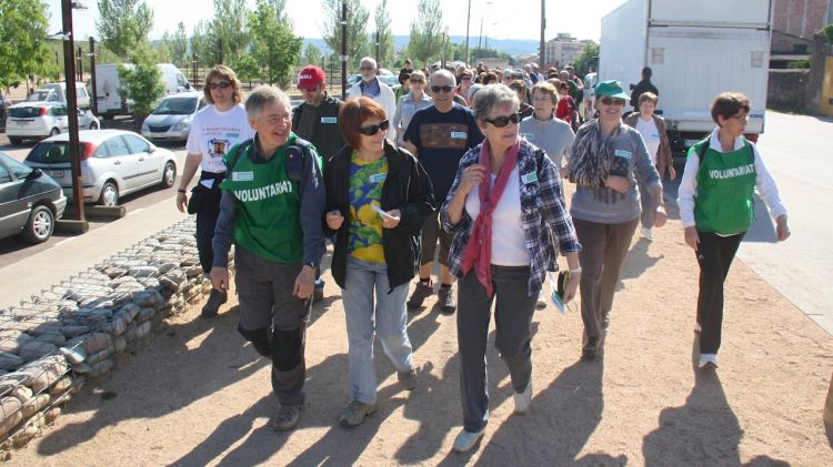 Els participants han caminat per les deveses i hortes de Salt © ACN