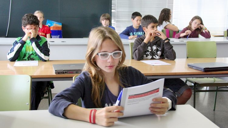 Alumnes de 6è de l'escola Joan Bruguera de Girona fent la prova © ACN