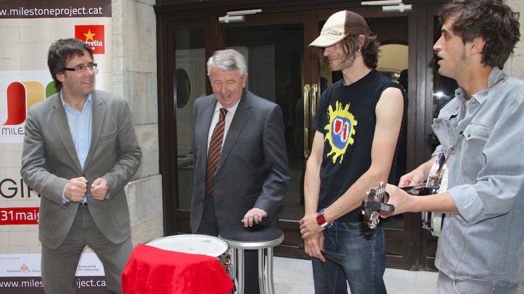 Carles Puigdemont i Xavier Soy amb la formació gironina Sàvats © ACN