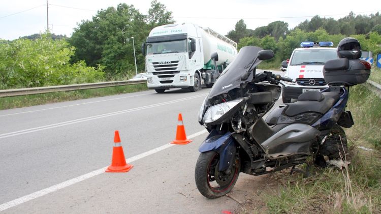 La motocicleta accidentada, just al punt on ha sortit de la via, a l'N-IIa © ACN