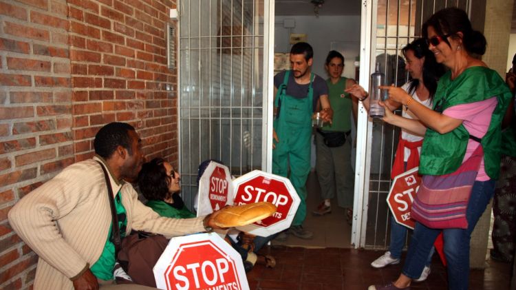 Membres de la PAH fent guàrdia a les portes de casa d'en Said © ACN