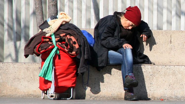 Una persona sense sostre a la plaça Constitució de Girona, a la zona del Mercadal © ACN