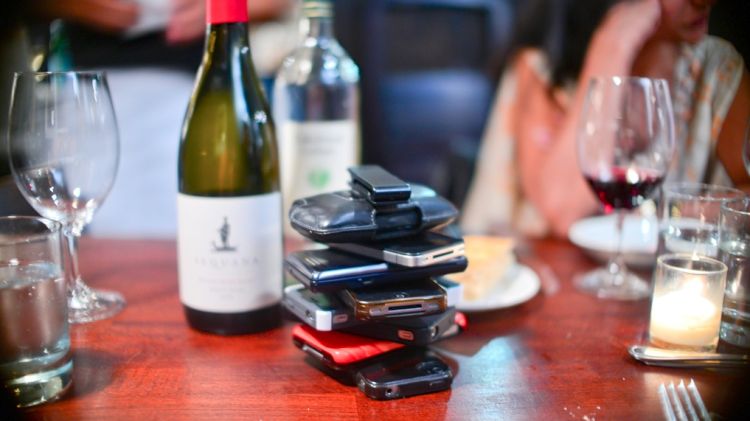 Telèfons mòbils damunt la taula d'un restaurant © Ulterior Epicure