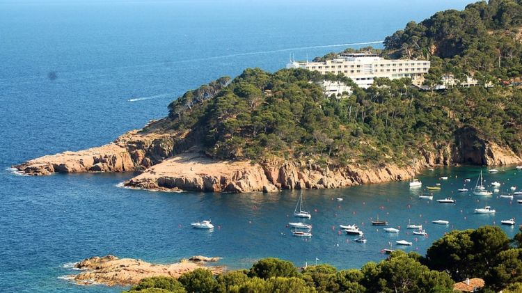 L'home escalava les roques que envolten la cala de Begur © twiga_swala/Flickr
