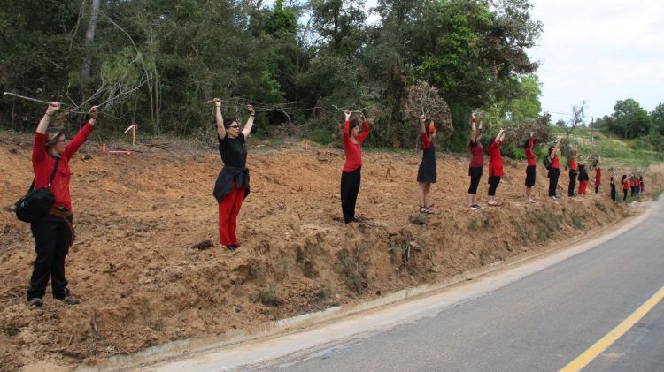 La plataforma Moviment per la terra ha fet una 'performance' a la carretera GIV-6701 © ACN