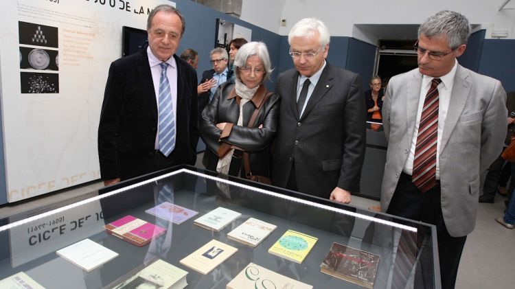 El conseller Ferran Mascarell observant l'exposició © Pere Duran