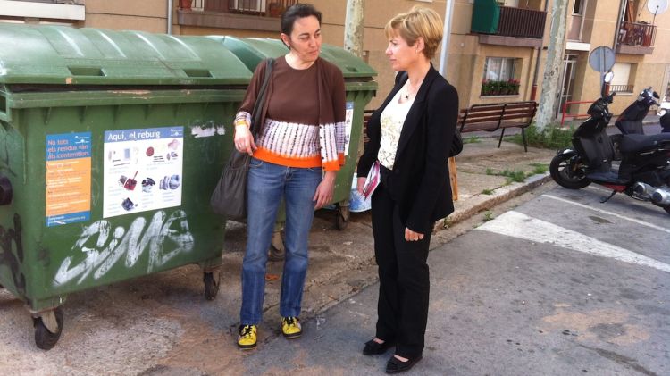 Sílvia Paneque i Pia Bosch davant uns contenidors