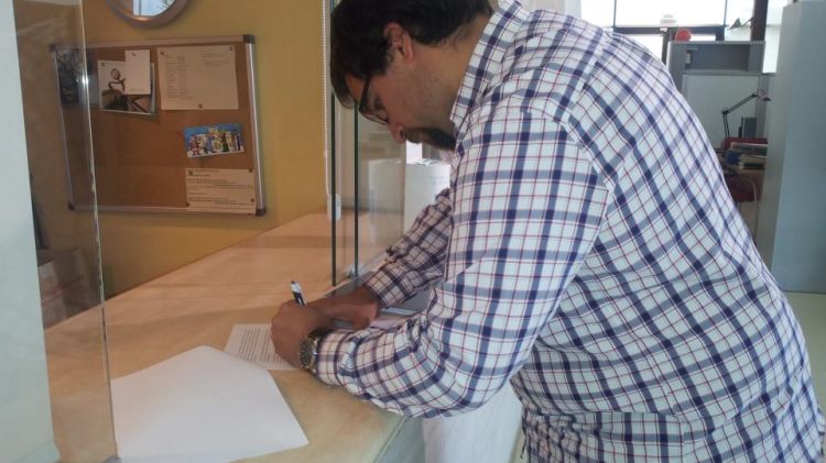 Xevi López entrant la moció al registre de l'Ajuntament
