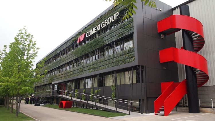 La nova façana enjardinada de la seu de Comexi Group a Riudellots de la Selva