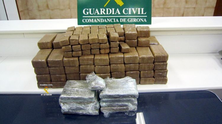El haixix i la cocaïna que es va detectar en el segon vehicle © ACN