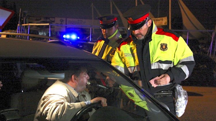 Una patrulla dels Mossos d'Esquadra fa un control d'alcoholèmia a un conductor a l'entrada de Girona (arxiu) © ACN