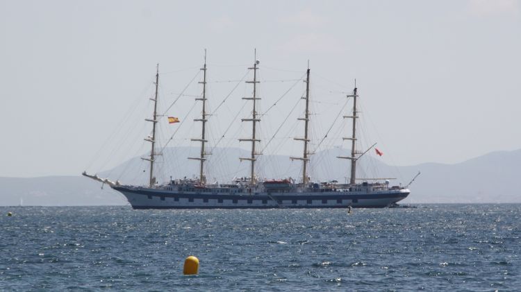 El Royal Clipper aquest matí fondejat a la badia de Roses on hi ha fet escala © ACN