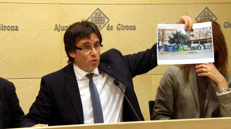 L'alcalde mostra una fotografia de com quedaran els contenidors a llarg termini © ACN