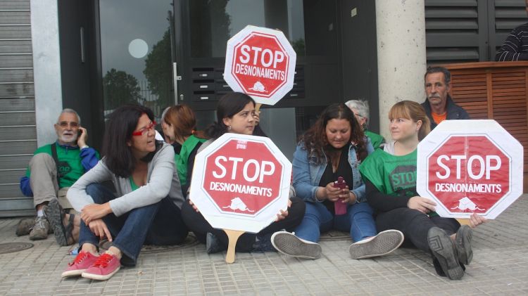 Els membres de la PAH asseguts damunt l'arqueta exigint els retornin l'aigua © M. Estarriola