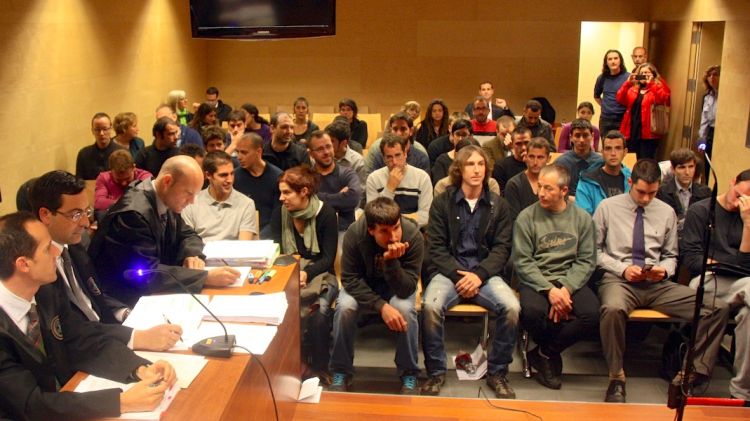 35 acusats i 23 lletrats a la sala de vistes per a jurats populars de l'Audiència de Girona © ACN