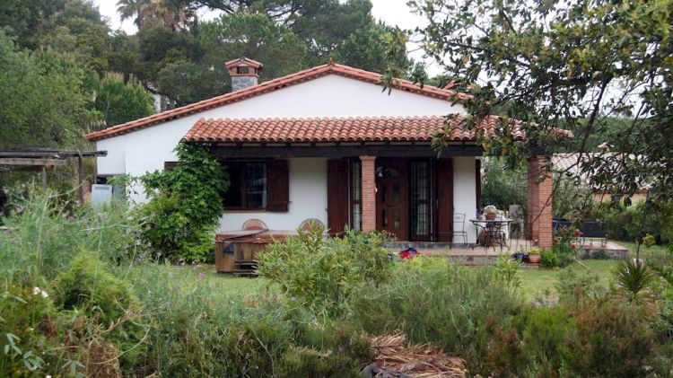 La casa està situada al final d'un carrer sense sortida i no té veïns a tocar © ACN