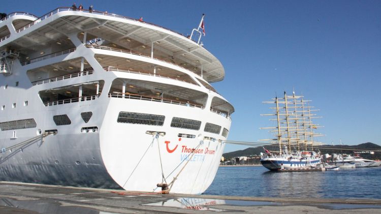 El creuer Thomson Dream amb 1.496 passatgers atrancat al Port de Palamós el passat mes de maig © ACN