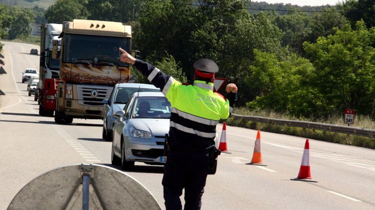 Mossos d'Esquadra desviant els camions de l'N-II cap a l'autopista (arxiu) © ACN