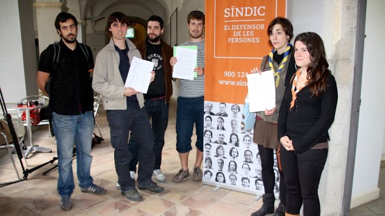 Els representants d'algunes de les entitats abans d'entregar el document a una representant del síndic © ACN