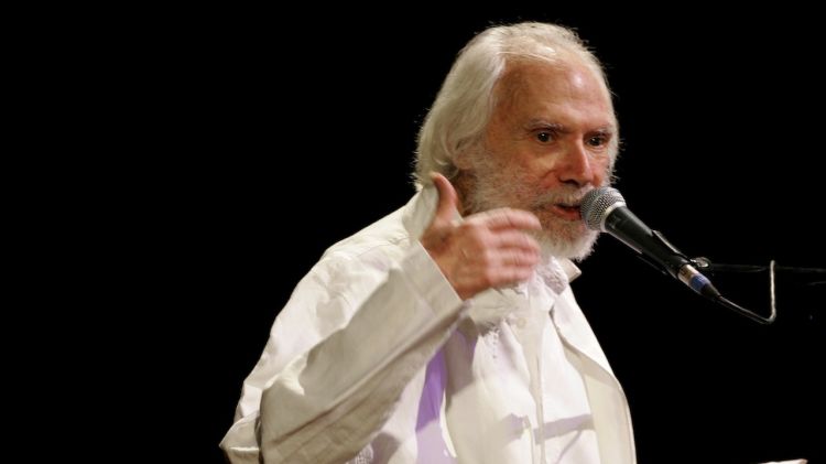 El cantautor Georges Moustaki en una de les seves actuacions © Reuters