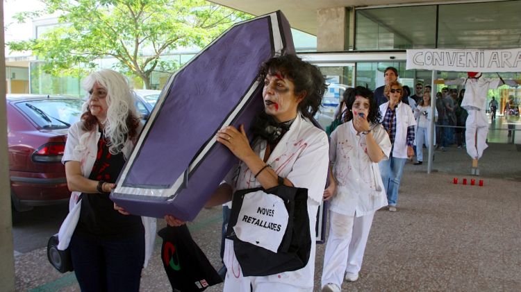 Personal sanitari del Parc Hospitalari Martí i Julià de Salt protesten simulant ser morts vivents © ACN