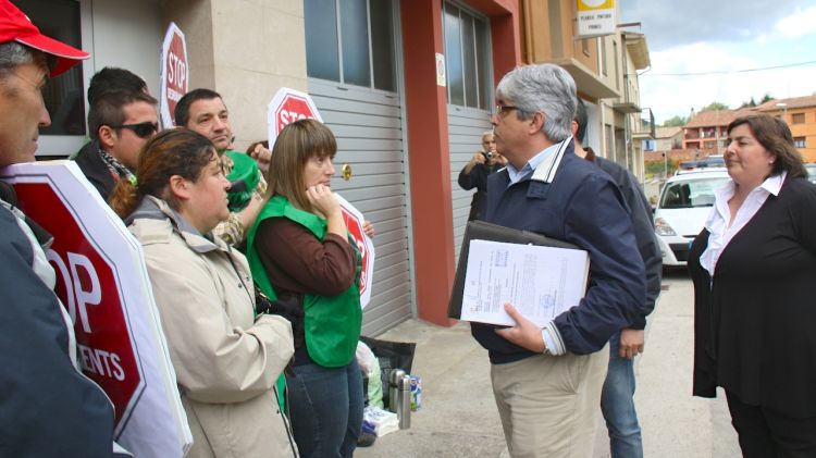 La comitiva judicial parlant amb la PAH a l'entrada de l'habitatge © ACN