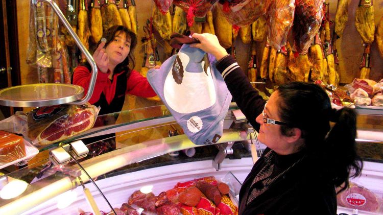 Una clienta del mercat compra una de les bosses © AraGirona.cat