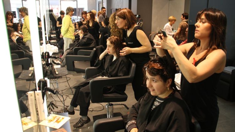 Un moment del taller formatiu que la Fundació Ramon Noguera i una perruqueria Raffel Pagès © ACN