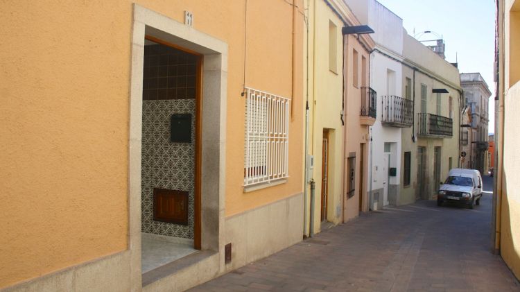 La casa assaltada es troba a tocar de l'edifici de l'Ajuntament de Llagostera © ACN