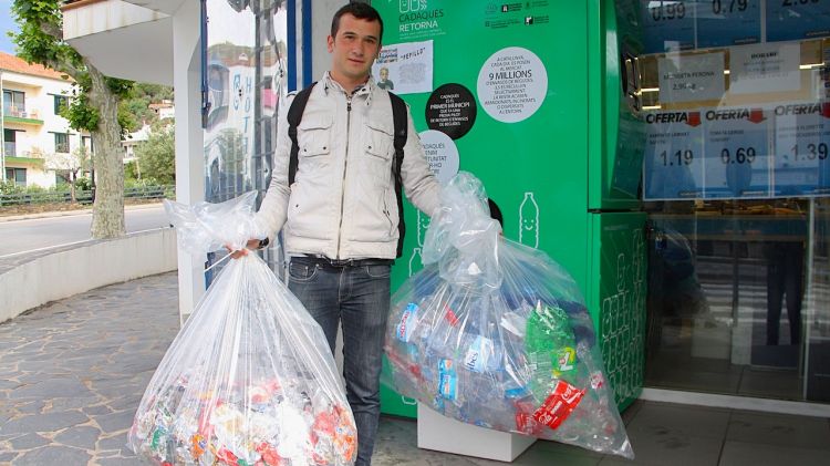 Aquesta és la quantitat d'envasos que es recupera cada dues hores amb una sola màquina © ACN