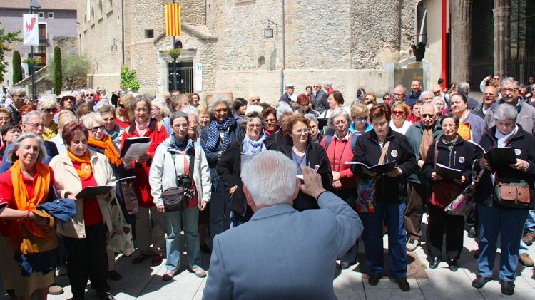 Un instant durant la cantada de cançons de muntanya a fora del Monestir de Ripoll © ACN