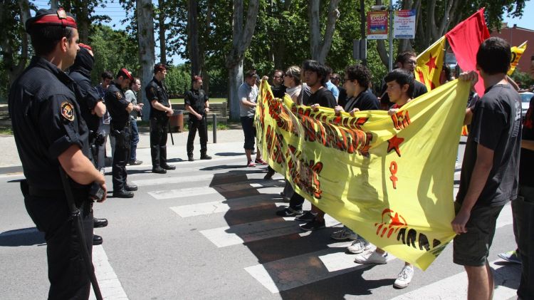 La protesta no ha pogut arribar fins al Palau de Congressos-Auditori de Girona © ACN