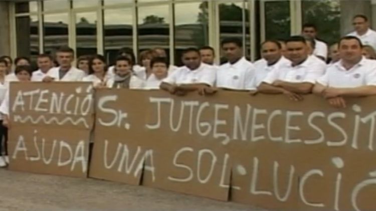 Els treballadors s'han concentrat fora de l'empresa © Olot Televisió