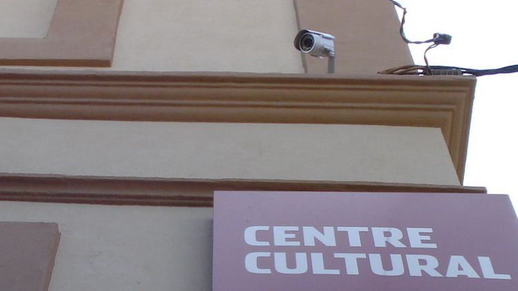 Un detall de les càmeres de seguretat instal·lades a la façana del teatre © ACN