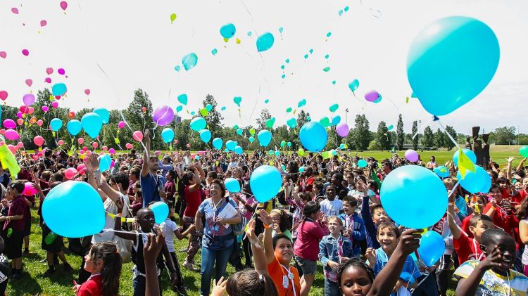 El nens que han participat aquest matí a la Festa de les Idees deixen enlairar les idees