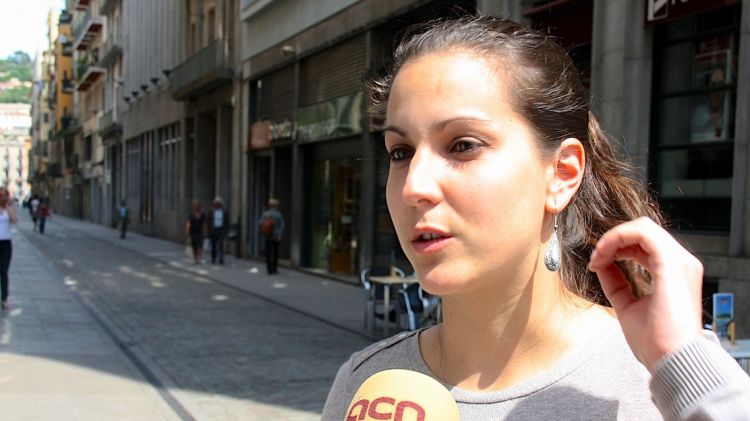 L'estudiant Berta Puig ahir va rebre un diploma de mans del ministre Wert © ACN