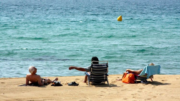 Els primers turistes arriben tímidament a les platges de la Costa Brava © ACN