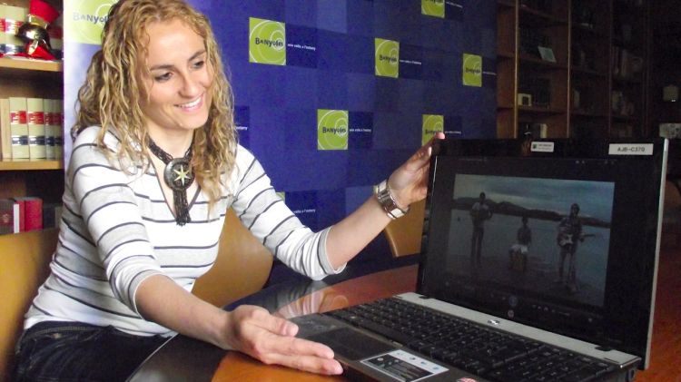 Joana Vilà mostrant al seu ordinador un avenç del vídeo promocional