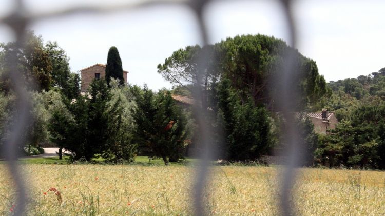 El mas està situat en un camí de terra paral·lel a la C-35 © ACN