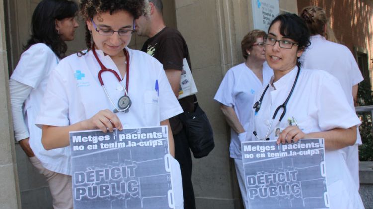 Una cinquantena de metges i infermeres s'han concentrat a les portes de l'Hospital Josep Trueta © ACN