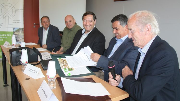 El conseller d'Agricultura i Ramaderia, Josep Maria Pelegrí (centre), a la cloenda de l'assemblea © ACN