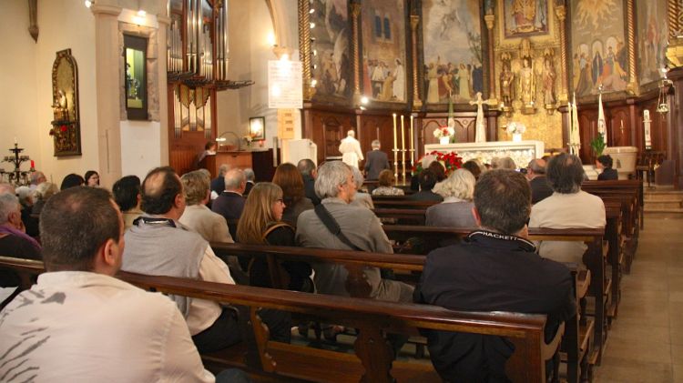 Unes 150 persones han assistit a la missa anglicana i funeral en memòria de l'escriptor Tom Sharpe © ACN