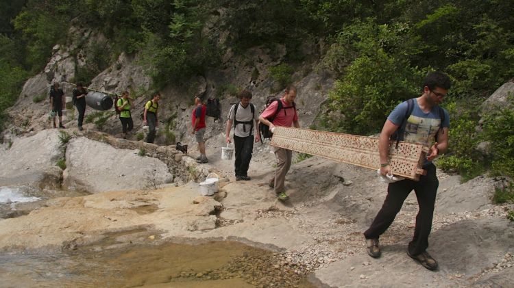 Alguns dels participants carregant material fins al refugi © Quim Oliver