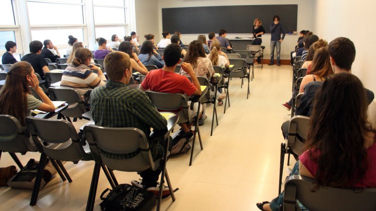 Alumnes gironins a punt de començar el primer examen de selectivitat © ACN