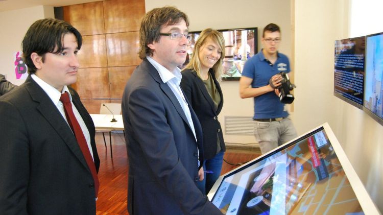 L'alcalde de Girona, Carles Puigdemont, provant la nova pantalla tàctic